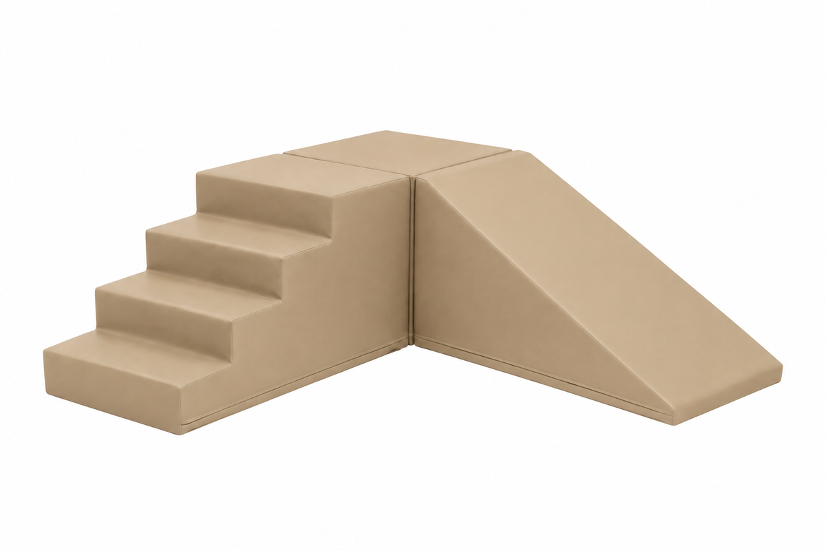 Gym Play Noah CornerXL i beige med skumtrappe og rampe i en vinkel.