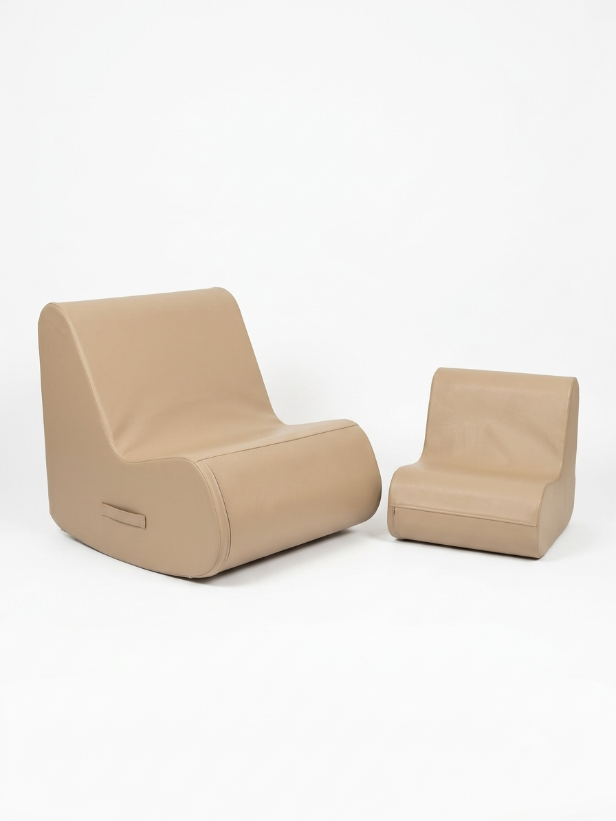 Rock 'n Play i to størrelser i beige skum, stillet ved siden af hinanden.